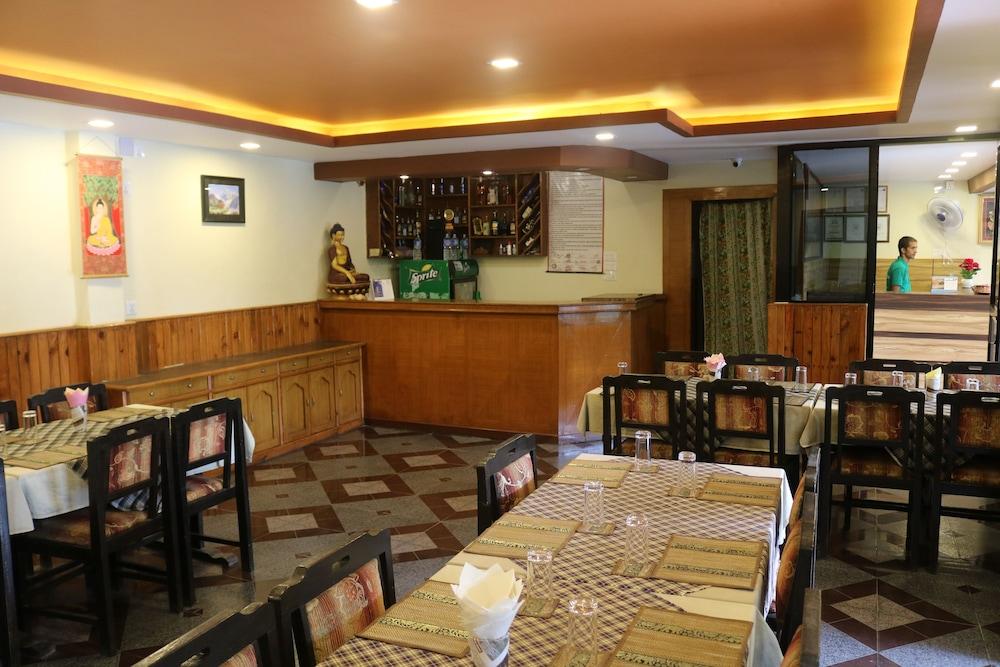 Chitwan Village Resort Саураха Экстерьер фото
