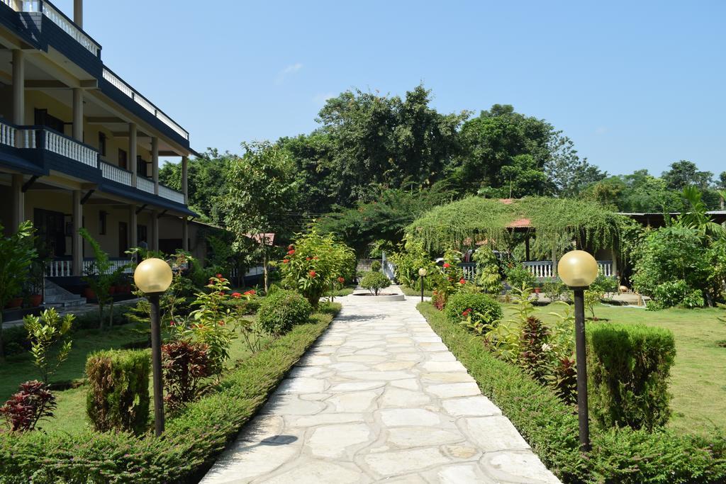 Chitwan Village Resort Саураха Экстерьер фото