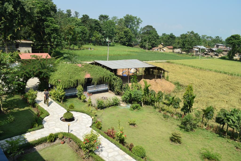 Chitwan Village Resort Саураха Экстерьер фото