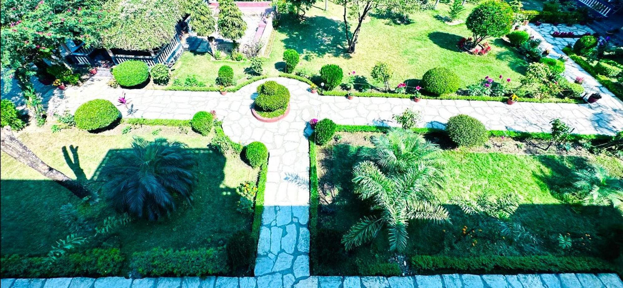 Chitwan Village Resort Саураха Экстерьер фото