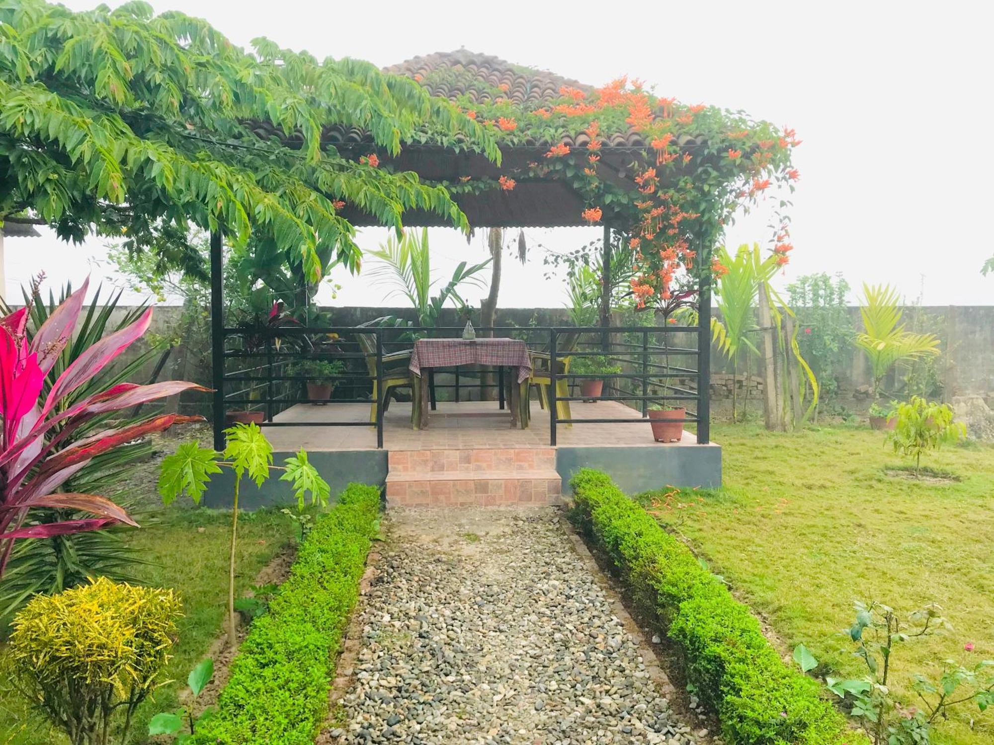 Chitwan Village Resort Саураха Экстерьер фото