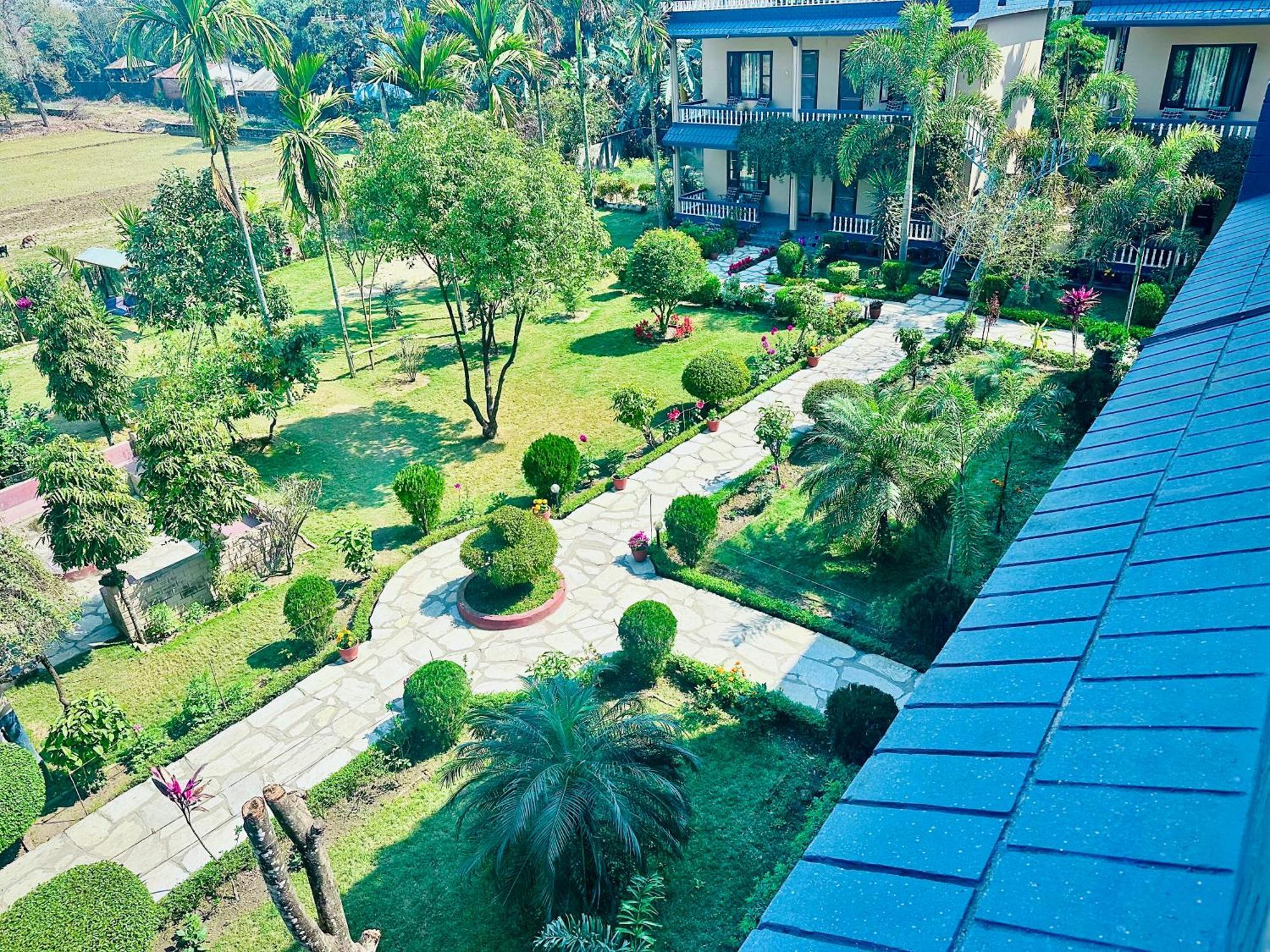 Chitwan Village Resort Саураха Экстерьер фото