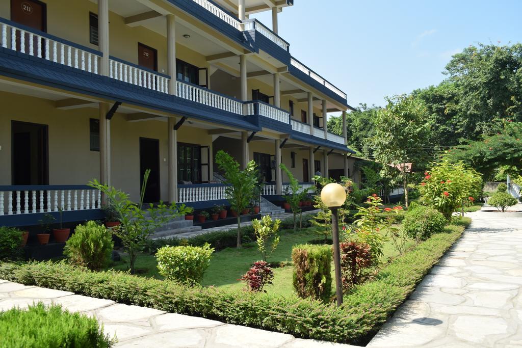 Chitwan Village Resort Саураха Экстерьер фото