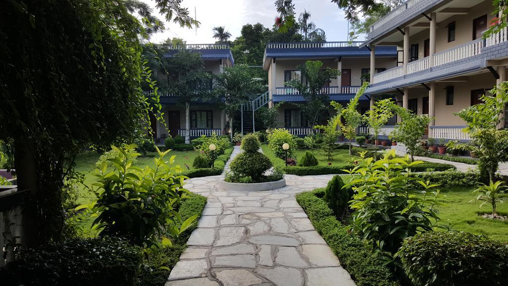 Chitwan Village Resort Саураха Экстерьер фото