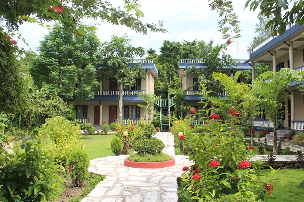 Chitwan Village Resort Саураха Экстерьер фото