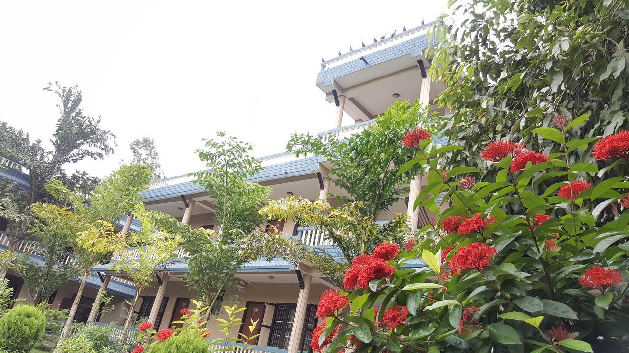 Chitwan Village Resort Саураха Экстерьер фото