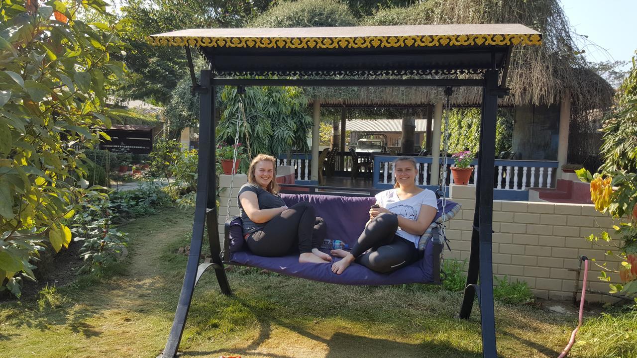 Chitwan Village Resort Саураха Экстерьер фото
