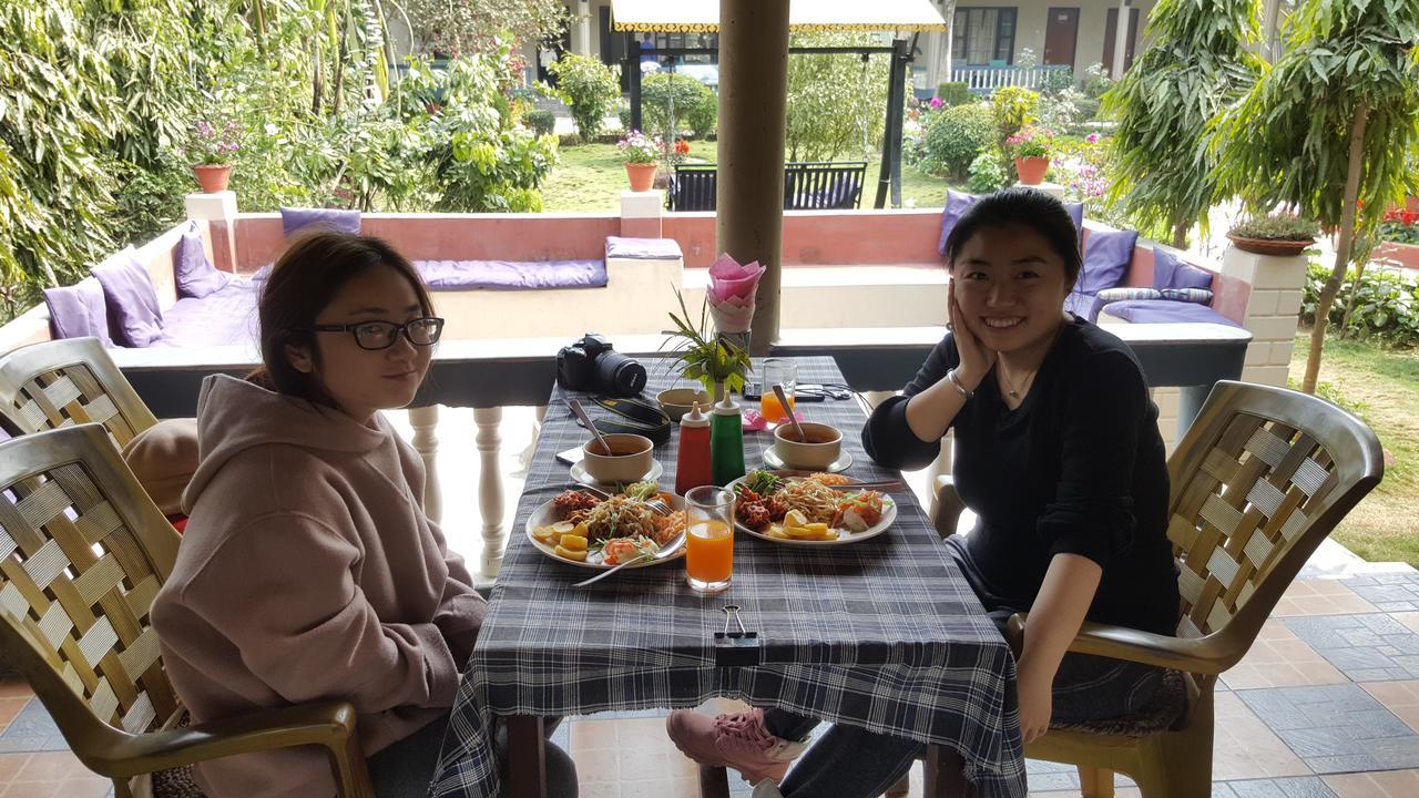 Chitwan Village Resort Саураха Экстерьер фото