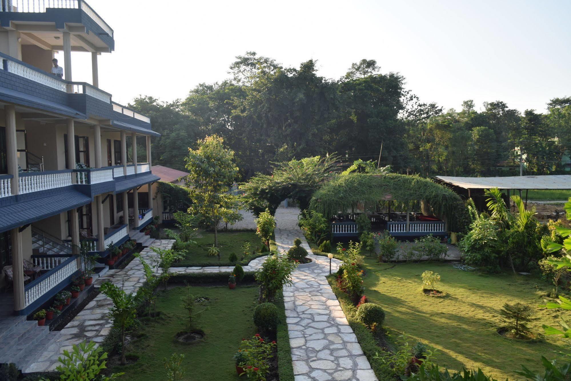 Chitwan Village Resort Саураха Экстерьер фото