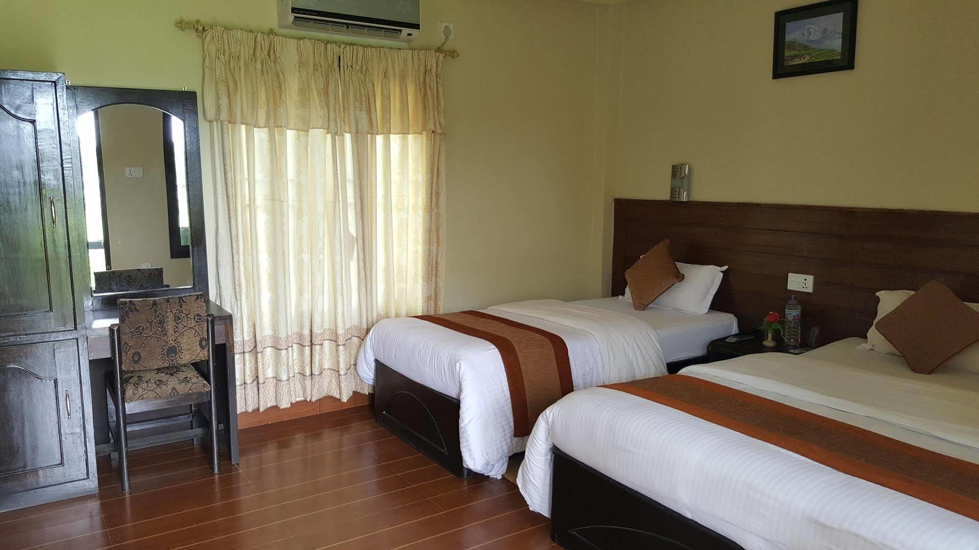 Chitwan Village Resort Саураха Экстерьер фото