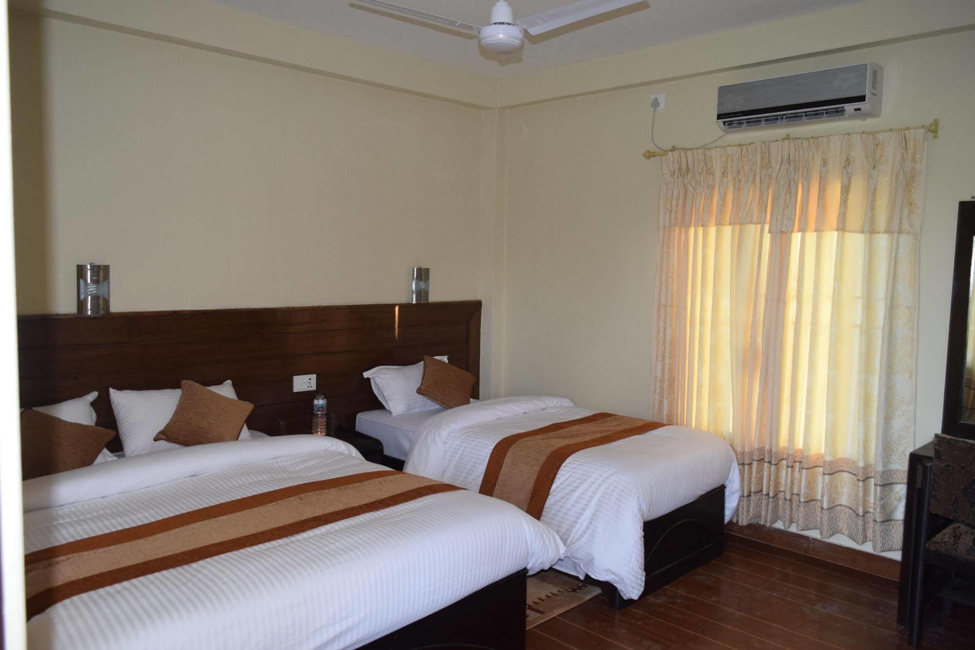 Chitwan Village Resort Саураха Экстерьер фото