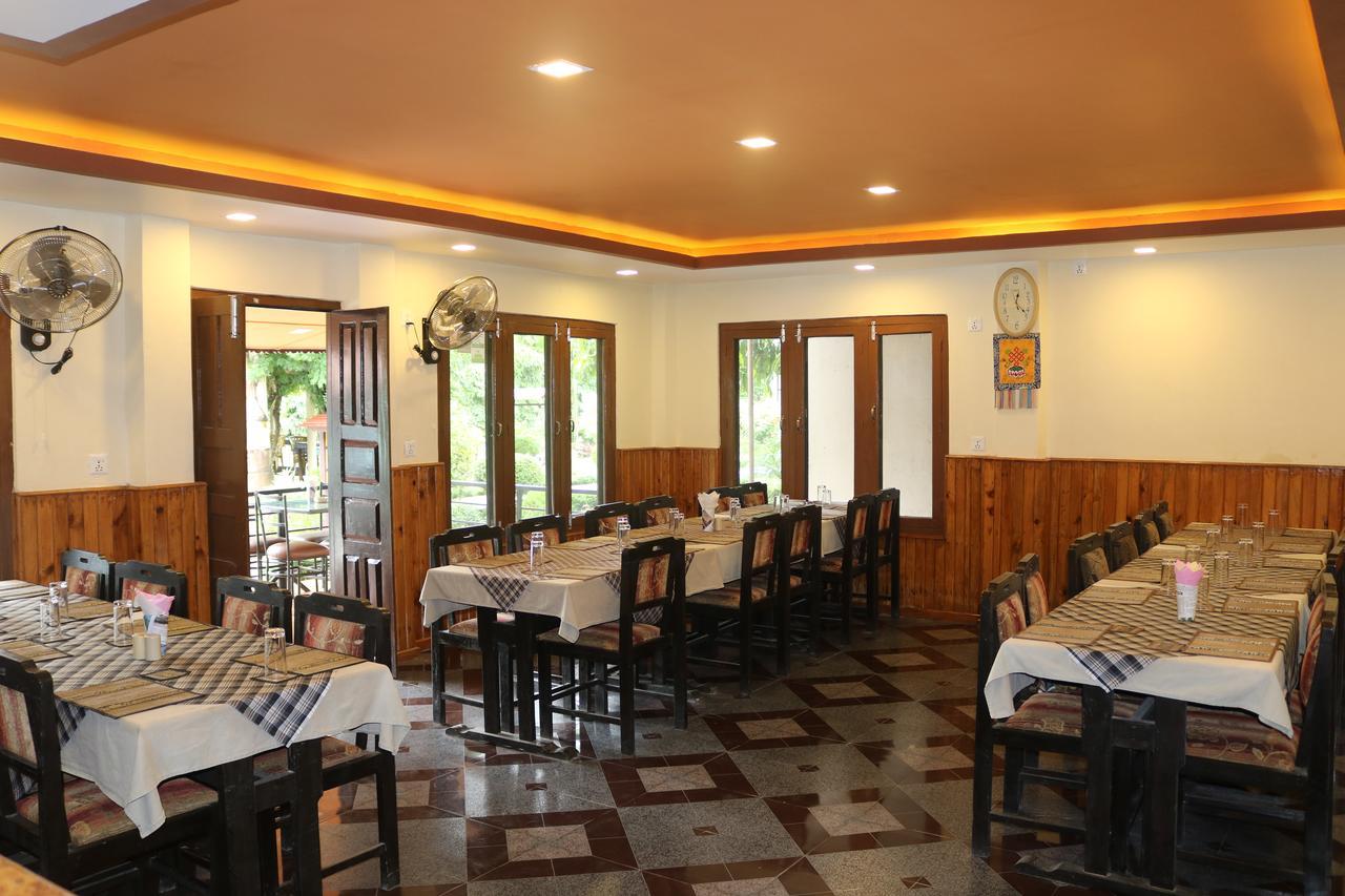 Chitwan Village Resort Саураха Экстерьер фото