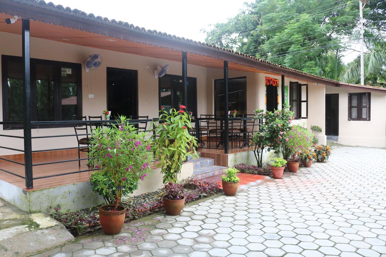 Chitwan Village Resort Саураха Экстерьер фото